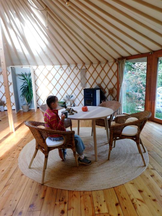 Glamping, který vám vezme dech: Objevte kouzelné Jurty u jezírka v Podkrkonoší img 20261018 164823