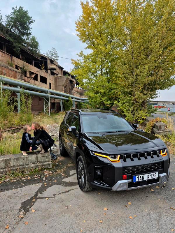 🚗 KGM Torres v rodinném testu: Když vzadu vezete nejmladší dítko v autosedačce i starší děti img 20261018 204122