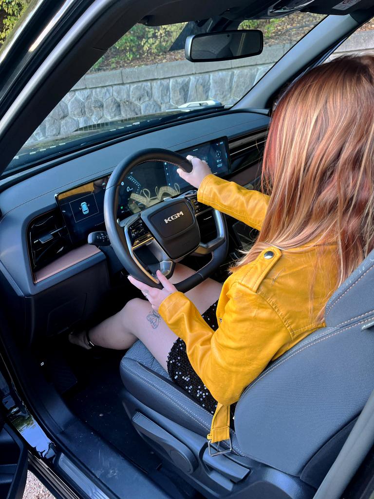 🚗 KGM Torres v rodinném testu: Když vzadu vezete nejmladší dítko v autosedačce i starší děti img 20261021 120655