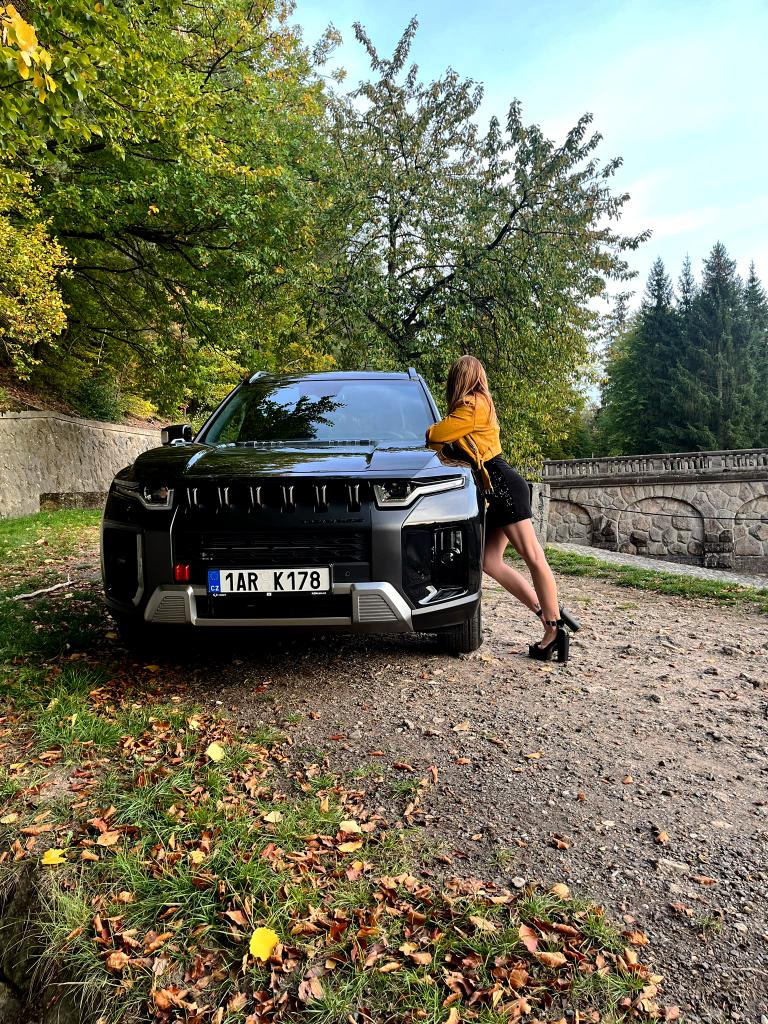 🚗 KGM Torres v rodinném testu: Když vzadu vezete nejmladší dítko v autosedačce i starší děti img 20261021 120753