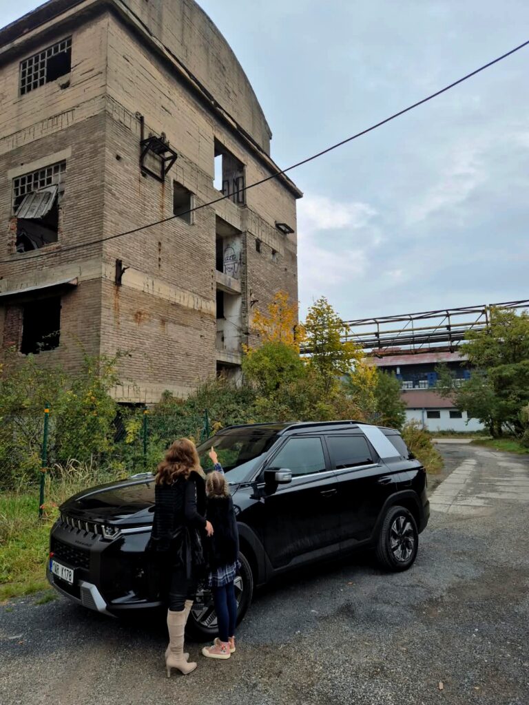 🚗 KGM Torres v rodinném testu: Když vzadu vezete nejmladší dítko v autosedačce i starší děti img 20261021 123952(1)