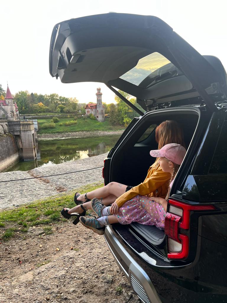🚗 KGM Torres v rodinném testu: Když vzadu vezete nejmladší dítko v autosedačce i starší děti motion photo 2768440719905291422